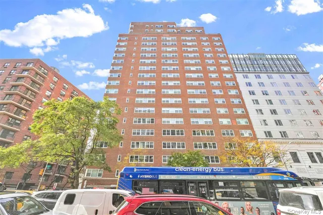 $668,000 | 77 East 12th Street, Unit 17K | Greenwich Village