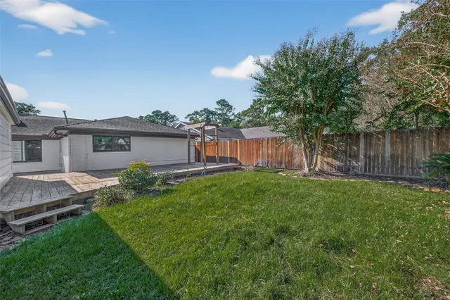 a view of a house with backyard and garden