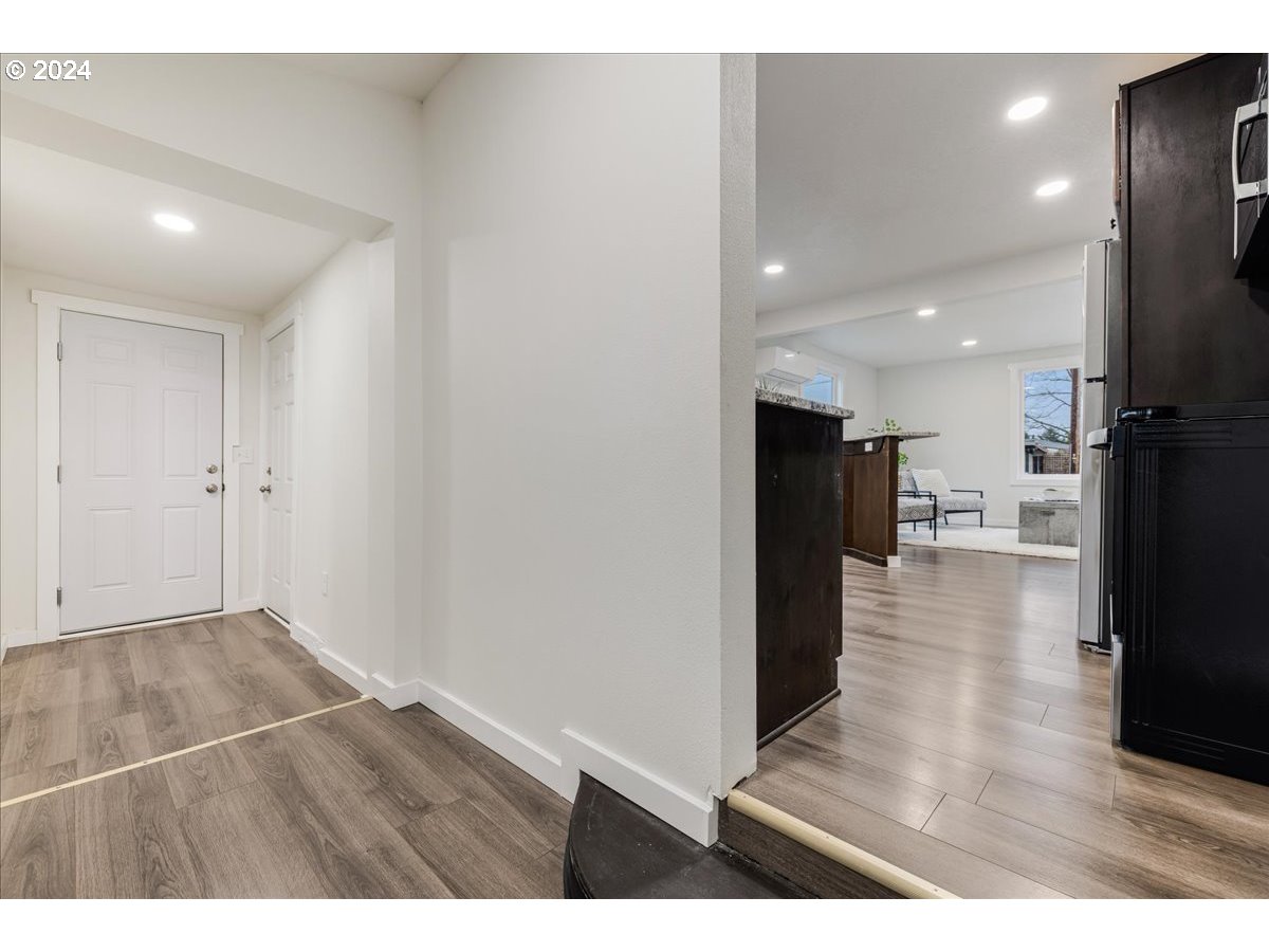 711 Southeast 5th Street Gresham, OR 97080 - Photo 27 of 44 a view interior of the house