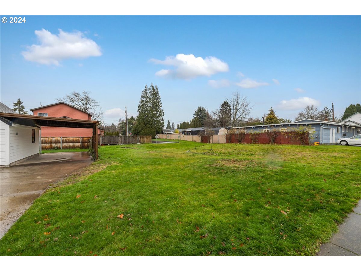 711 Southeast 5th Street Gresham, OR 97080 - Photo 36 of 44 a backyard of a house with table and chairs