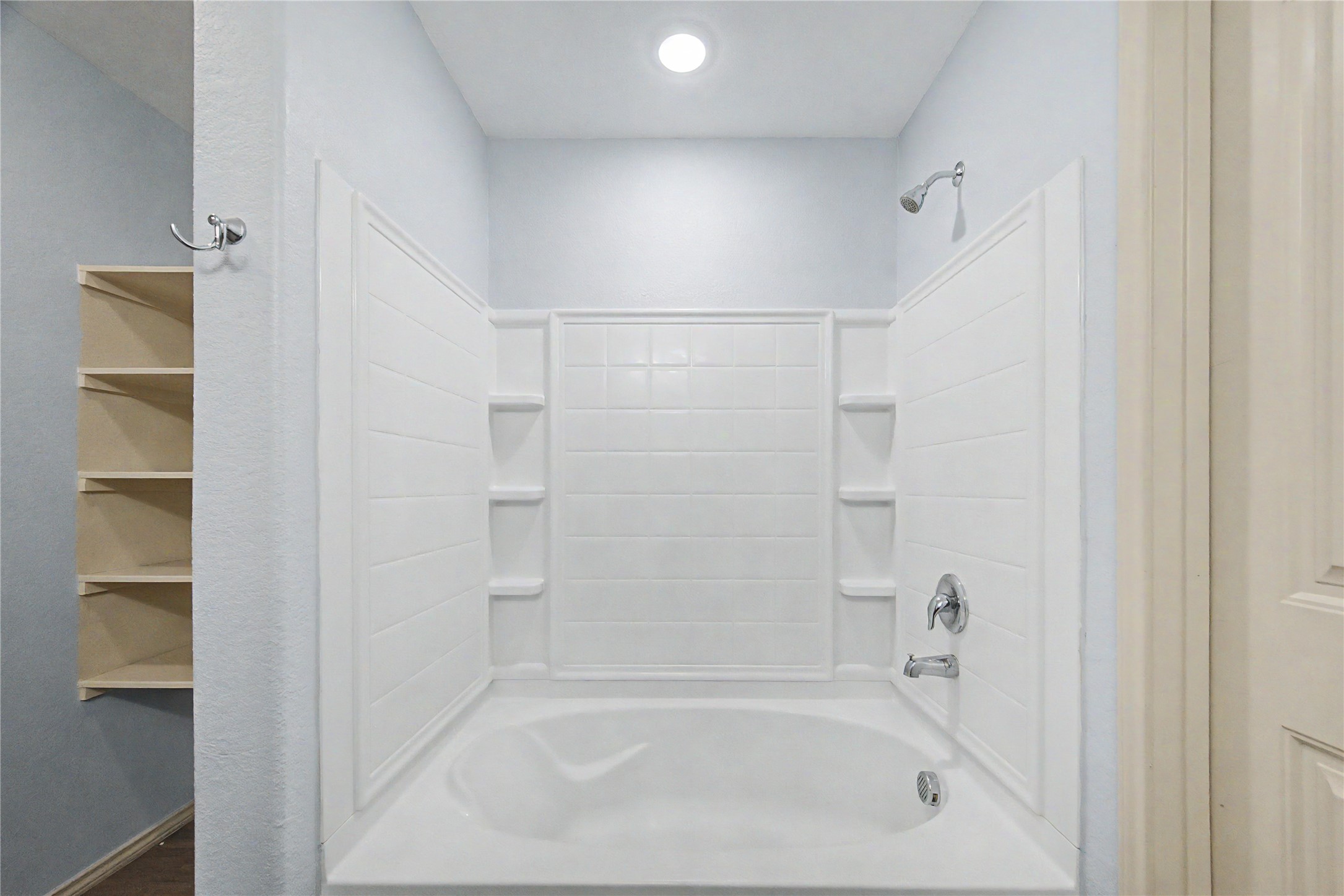 16430 Rodeo River Road Houston, TX 77049 - Photo 31 of 34 a bathroom with a bathtub