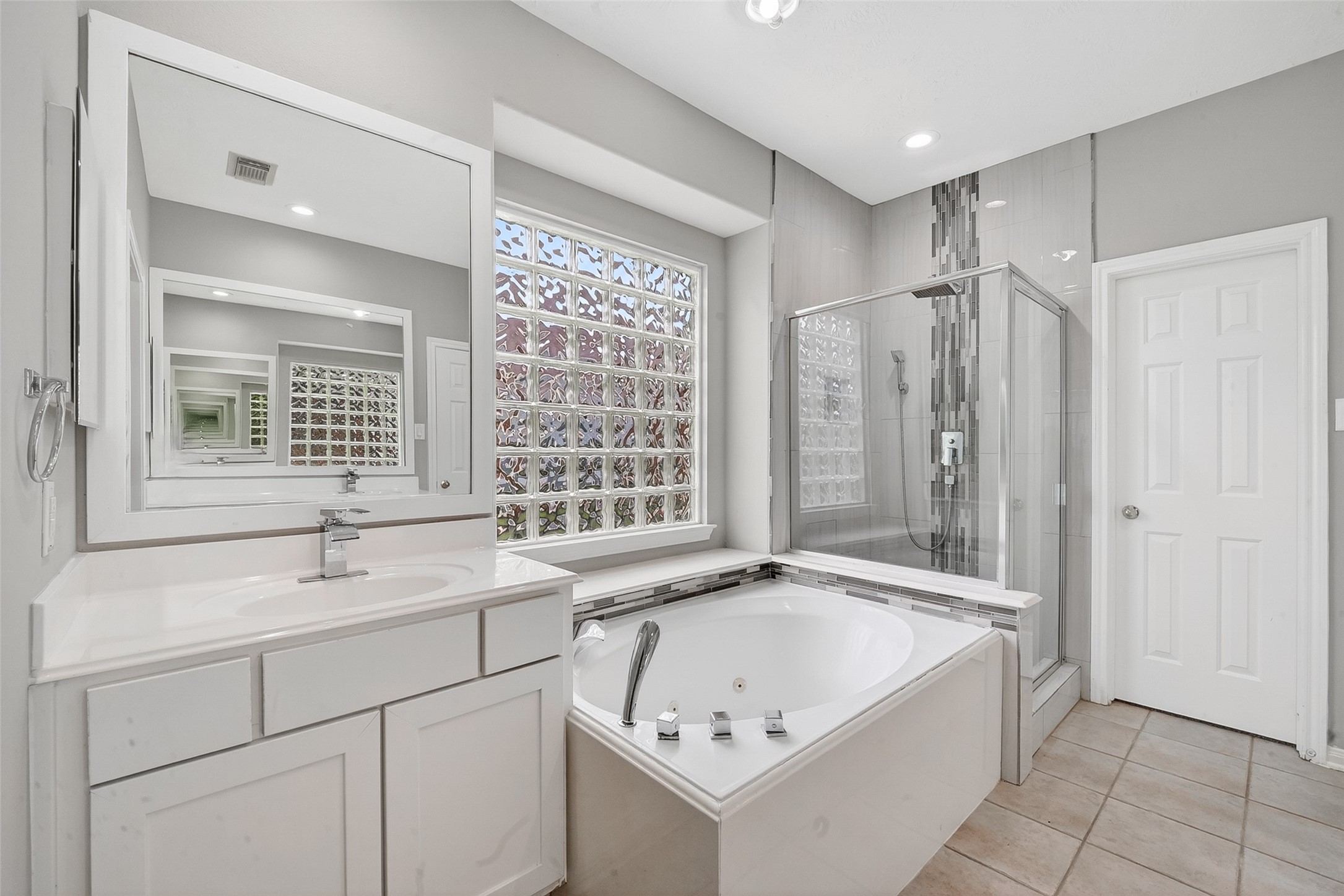 14308 Rocky Briar Lane Rosharon, TX 77583 - Photo 29 of 46 a bathroom with a bathtub and a sink