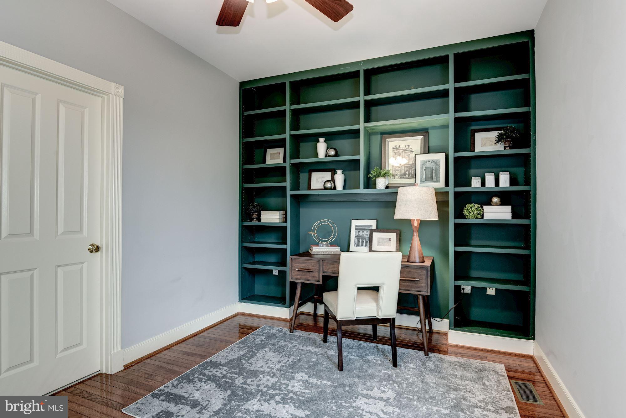 625 Ellen Wilson Place Southeast Washington, DC 20003 - Photo 10 of 26 a workspace with furniture