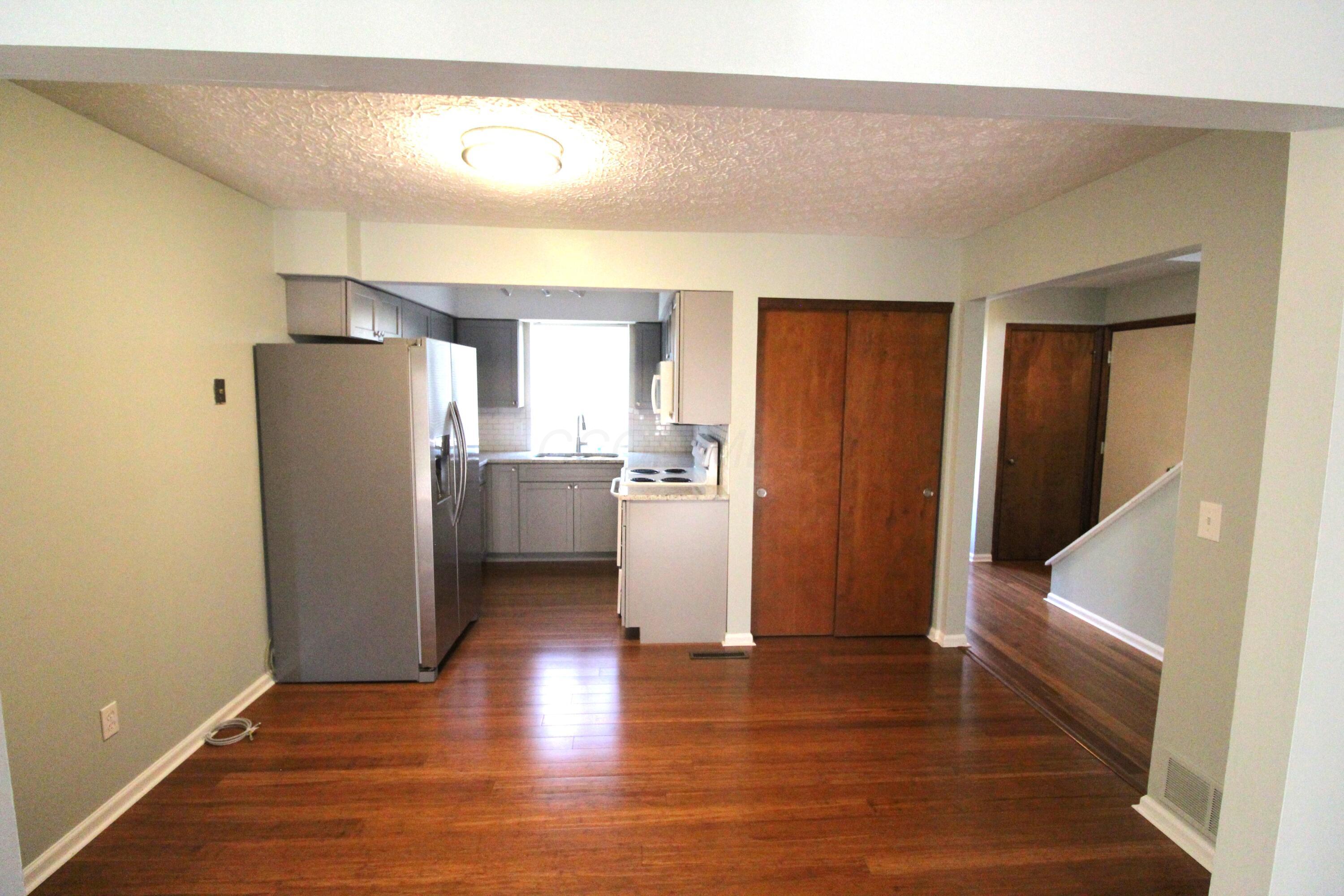 1800 Quarry Ridge Drive Columbus, OH 43232 - Photo 4 of 19 Large dining area between kitchen and living room