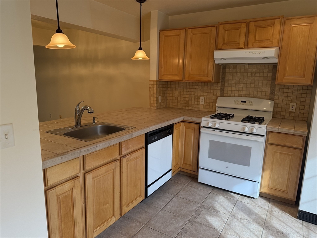 6 Lilac Court, Unit 6 Hopkinton, MA 01748 - Photo 3 of 19