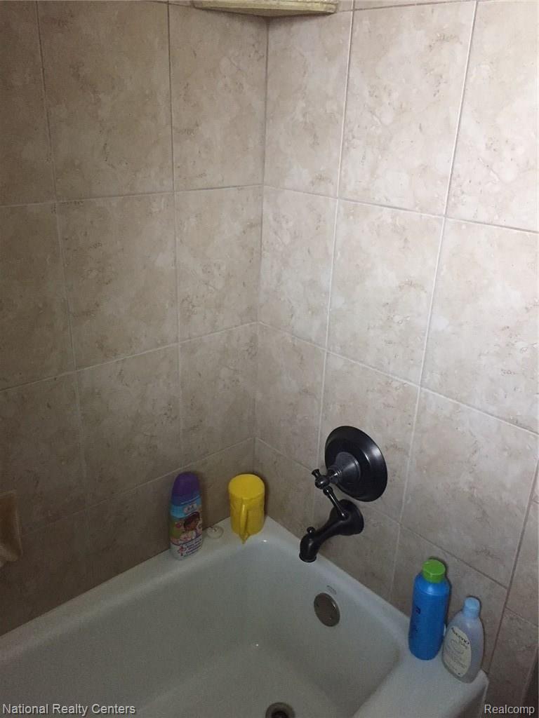 2518 Dorfield Drive Rochester, MI 48307 - Photo 20 of 26 main bath tub.JPG