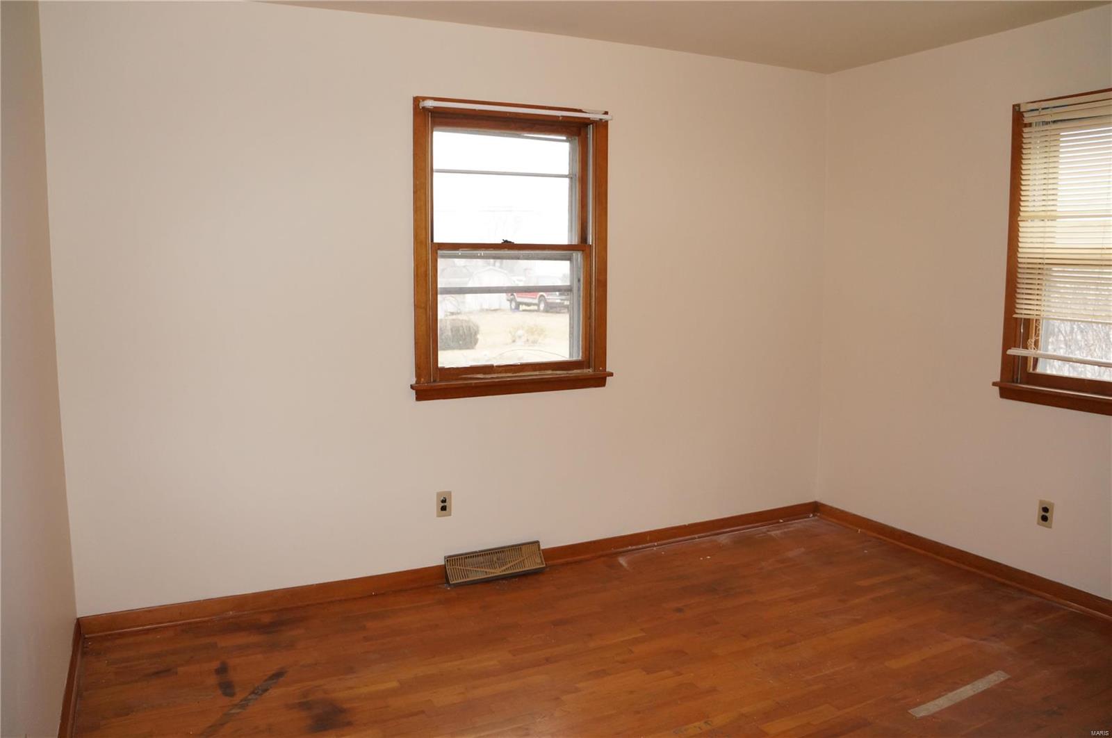 212 North County Road Hardin, IL 62047 - Photo 11 of 13 Gallery Image 11