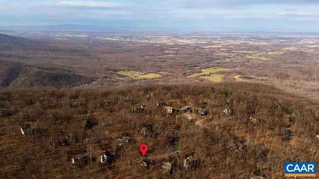 a view of entryway with a yard