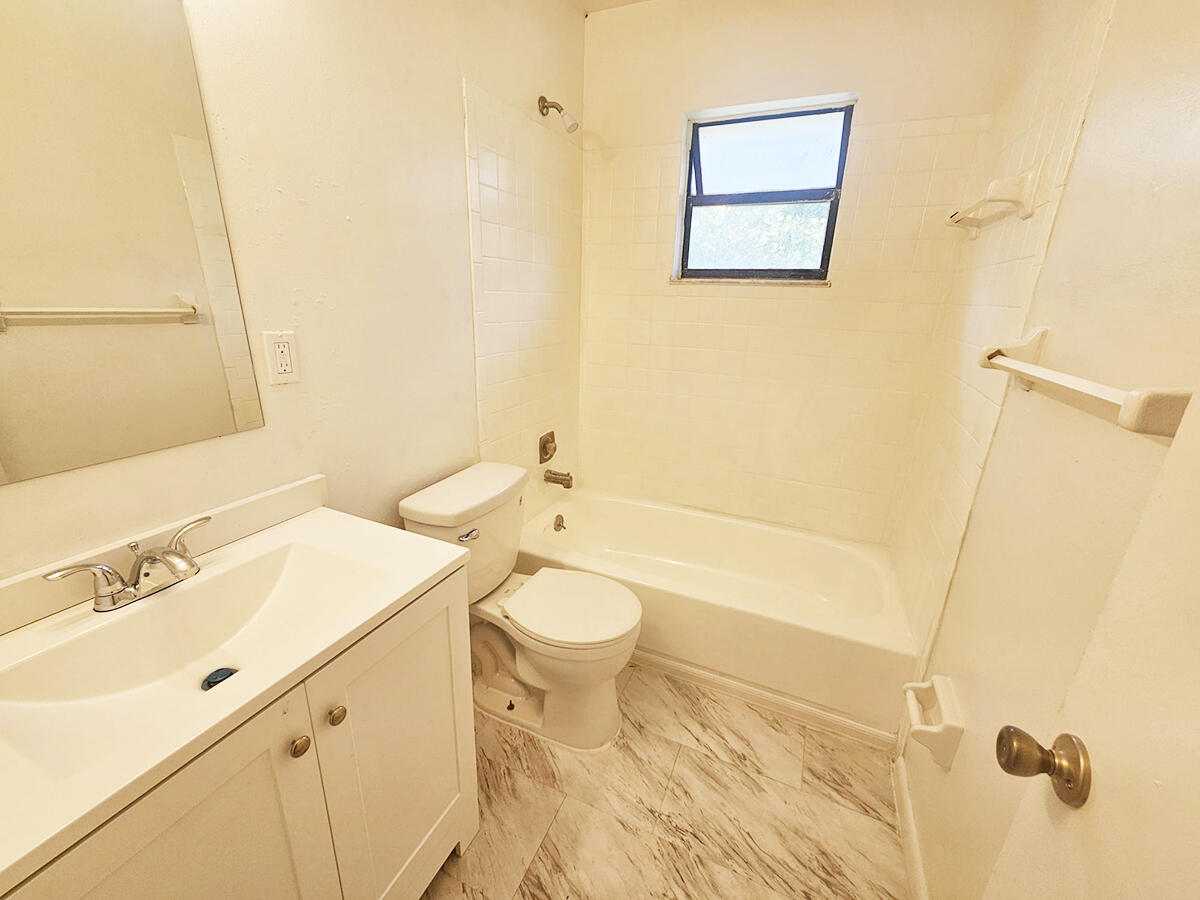 692 Neil Road, Unit 702 West Palm Beach, FL 33415 - Photo 5 of 11 WhatsApp Image 2024-07-12 at 15.59.02 (5