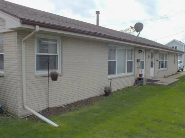 a view of a house with a backyard