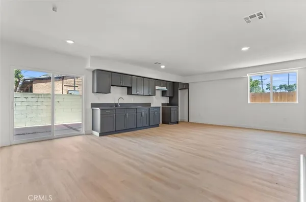 $3,900 | 707 West 80th Street, Los Angeles, CA 90044