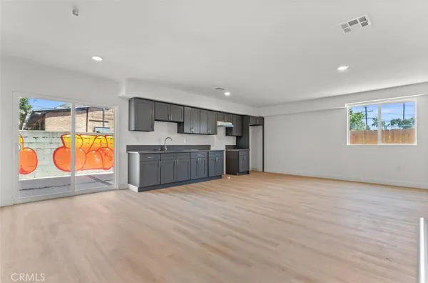 $3,900 | 707 West 80th Street, Los Angeles, CA 90044