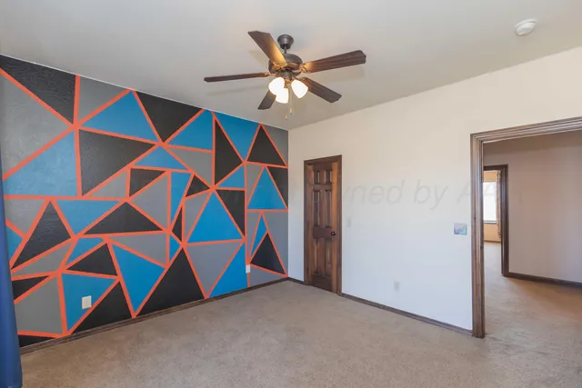 a view of an house with backyard and swimming pool