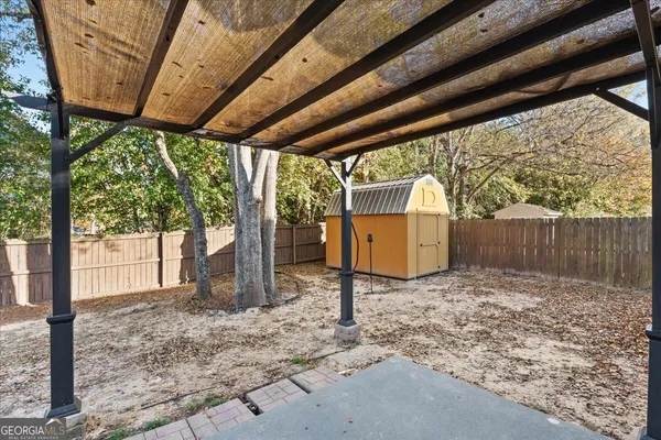 a view of a backyard