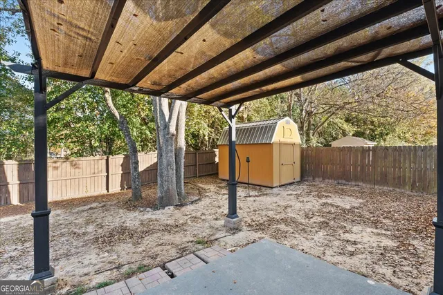 a view of a backyard