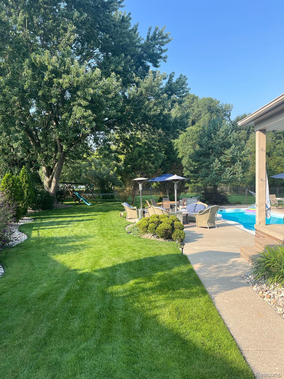 35128 Banbury Road Livonia, MI 48152 - Photo 4 of 41 Gallery Image 4