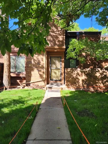 a view of back yard of the house