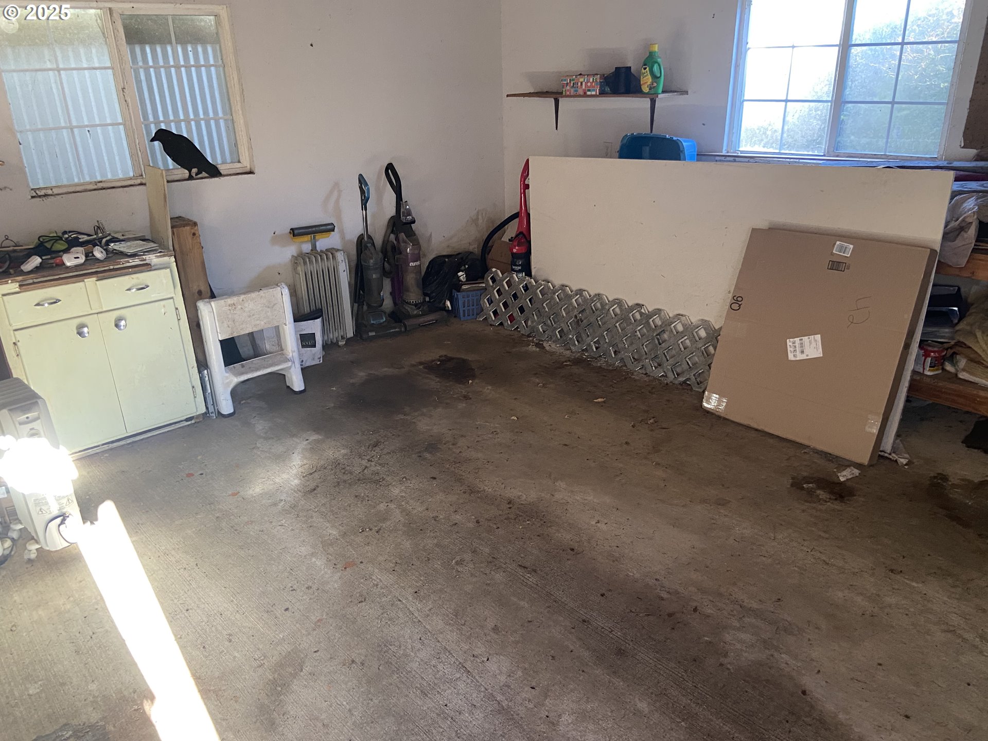 4571 Perpetua Street Florence, OR 97439 - Photo 3 of 13 a room with a bed and a desk