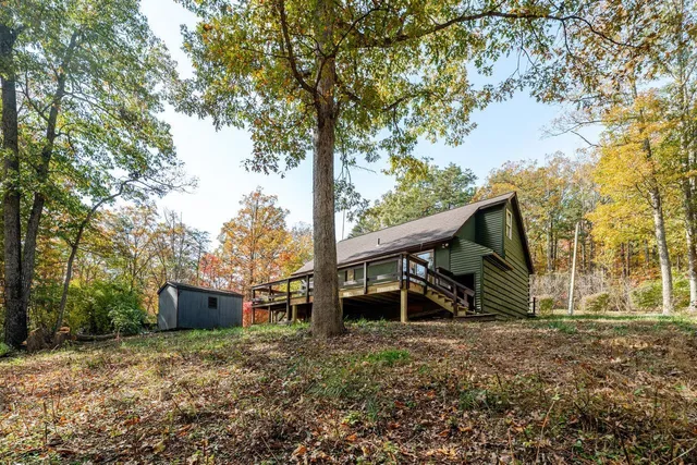 a view of a house with backyard