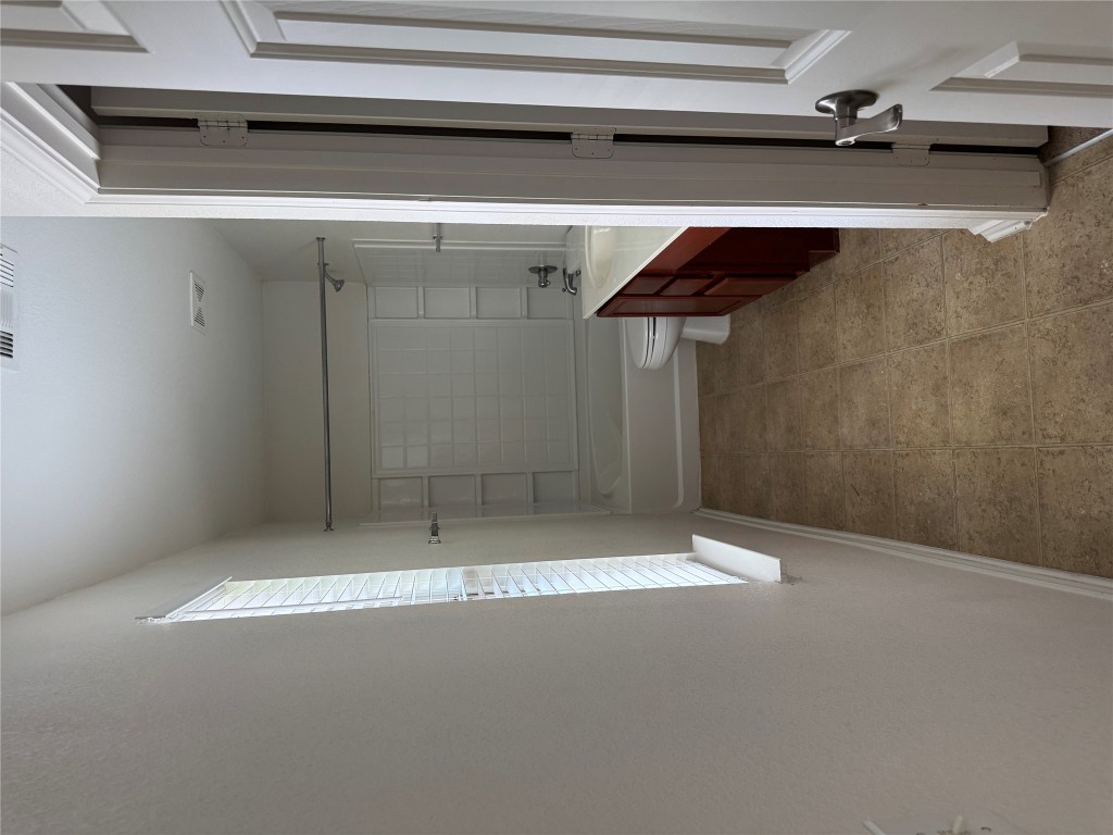 5609 Viewpoint Drive Austin, TX 78744 - Photo 13 of 21