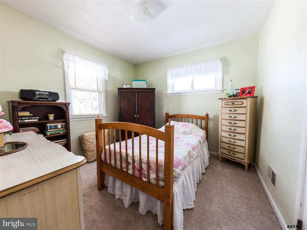 327 Maywood Road York, PA 17402 - Photo 14 of 31 Gallery Image 14