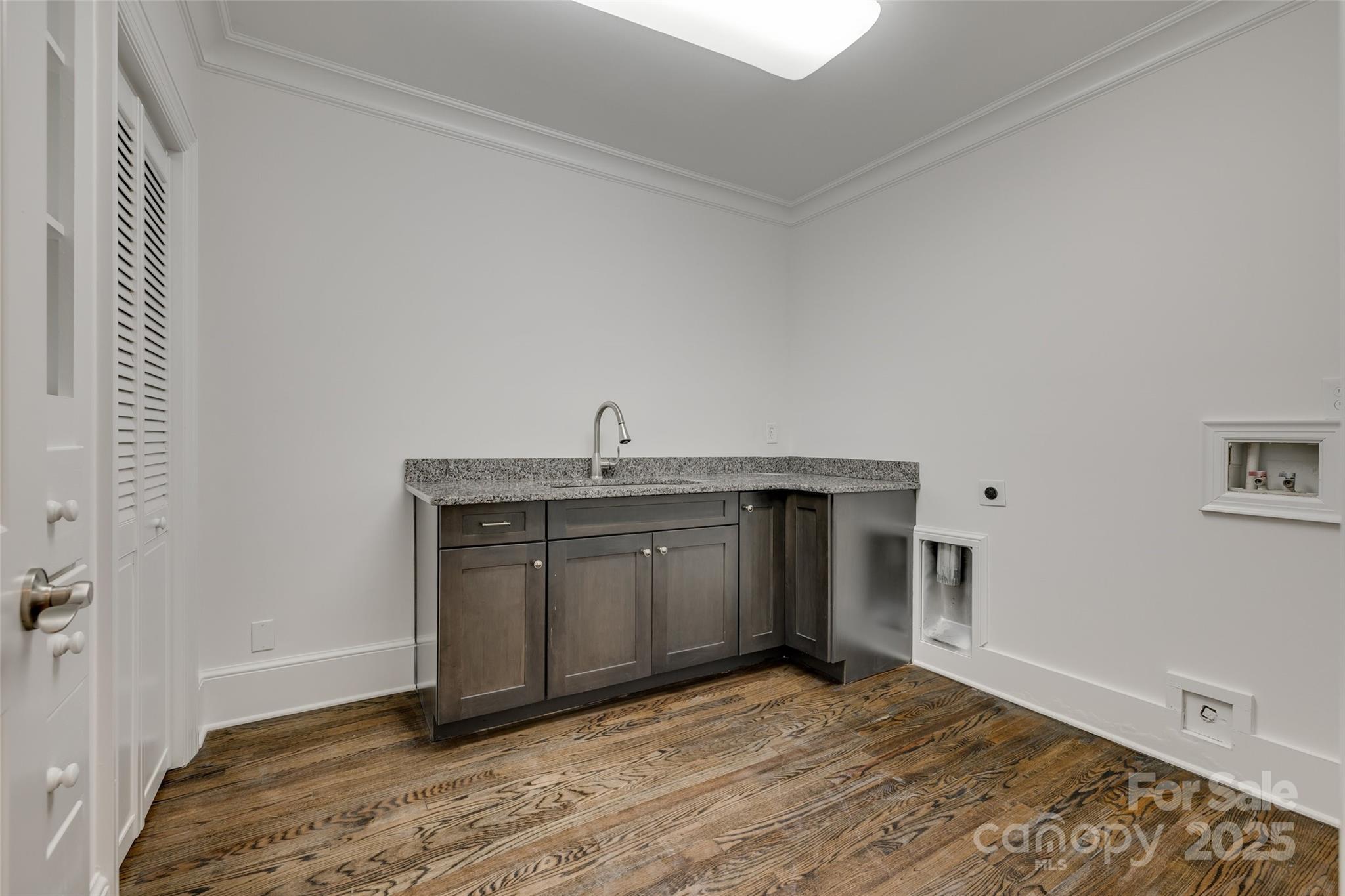 1225 Providence Road Charlotte, NC 28207 - Photo 34 of 42 a bedroom with a sink and a stove