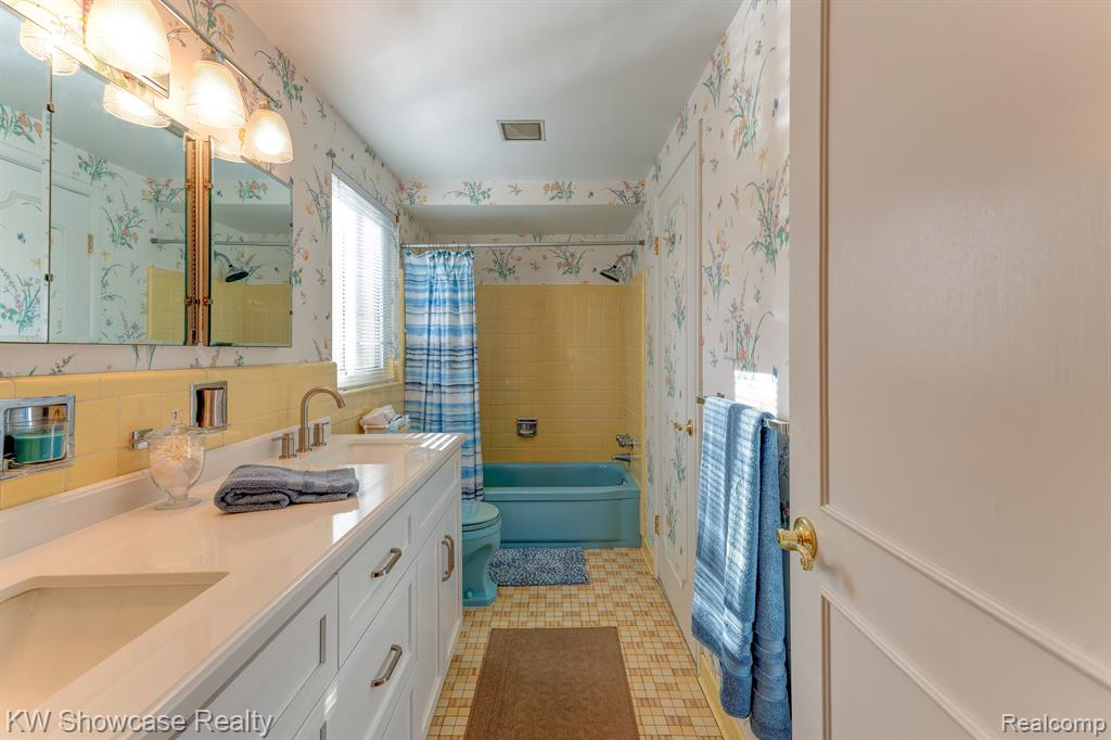 7131 Springridge Road West Bloomfield, MI 48322 - Photo 27 of 47