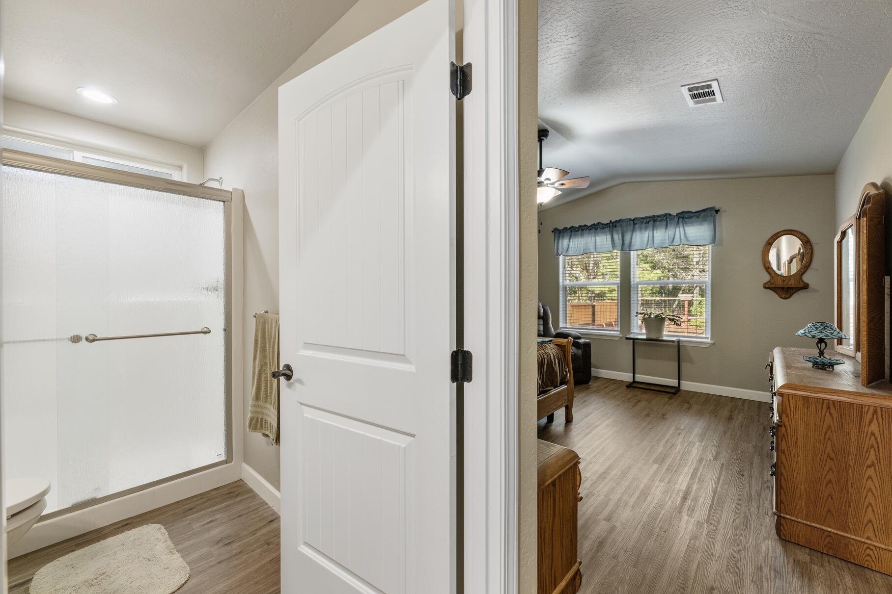 371 Cedar Ridge Cave Junction, OR 97523 - Photo 21 of 40 Primary bathroom