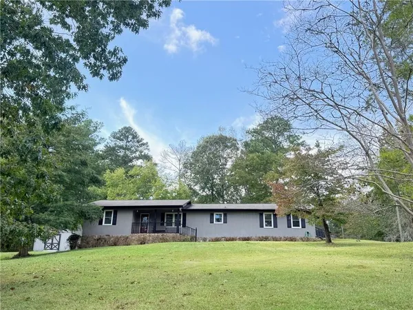 a view of house with a big yard