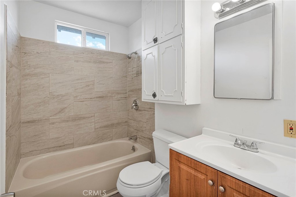 2567 Perth Court Barstow, CA 92311 - Photo 23 of 56 a bathroom with a sink a toilet and bathtub