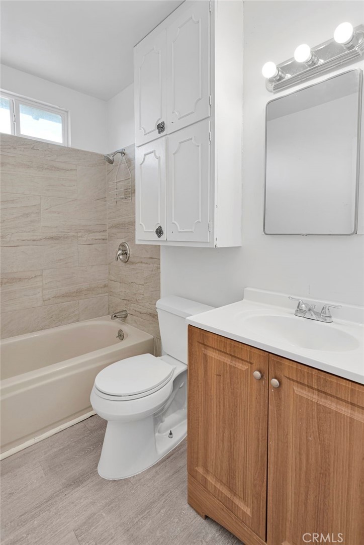 2567 Perth Court Barstow, CA 92311 - Photo 24 of 56 a bathroom with a sink a toilet and bathtub