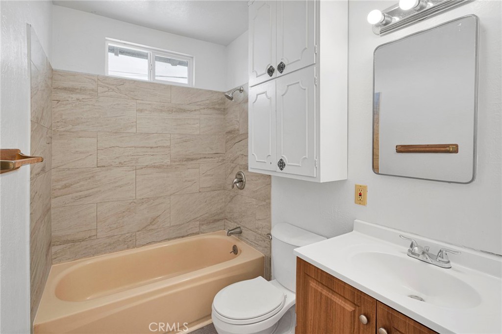 2567 Perth Court Barstow, CA 92311 - Photo 27 of 56 a bathroom with a sink toilet and bathtub