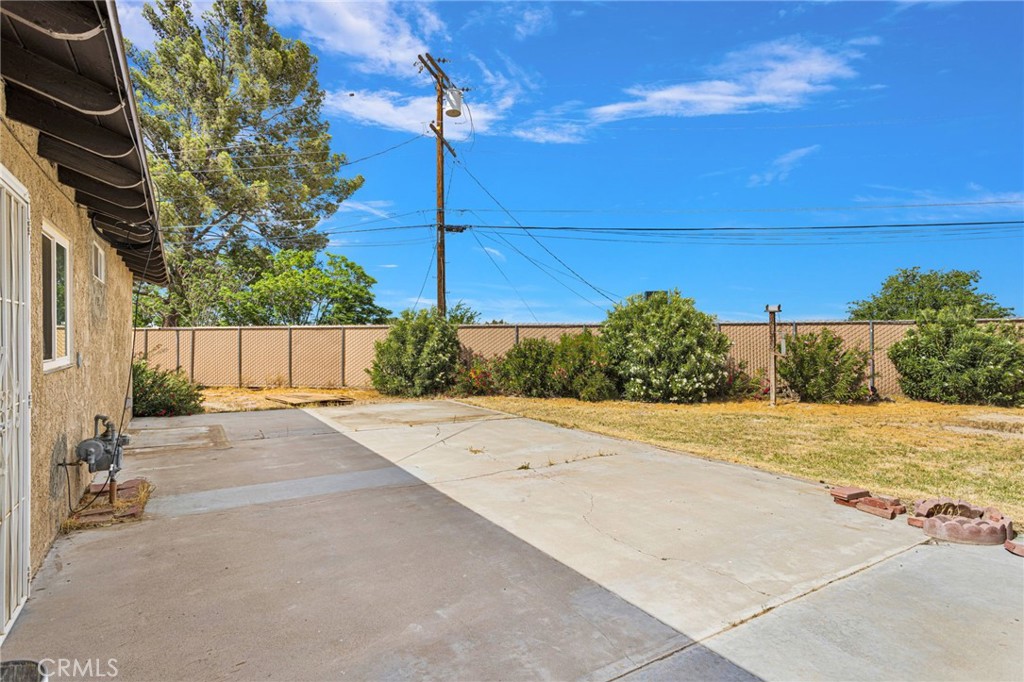 2567 Perth Court Barstow, CA 92311 - Photo 38 of 56 a backyard of a house with a basket ball court