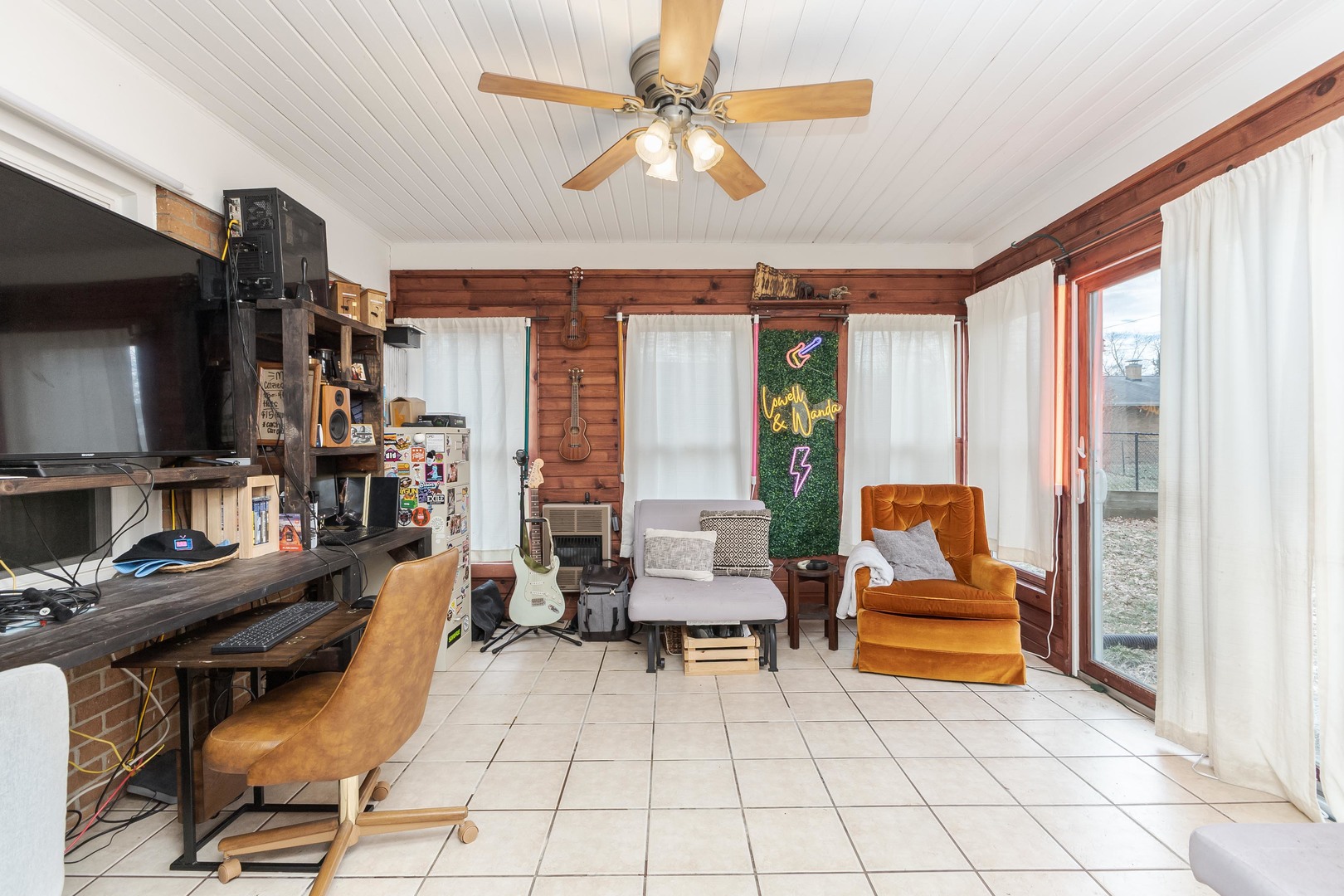 1903 Croxton Avenue Bloomington, IL 61701 - Photo 4 of 55 a living room with furniture and a flat screen tv