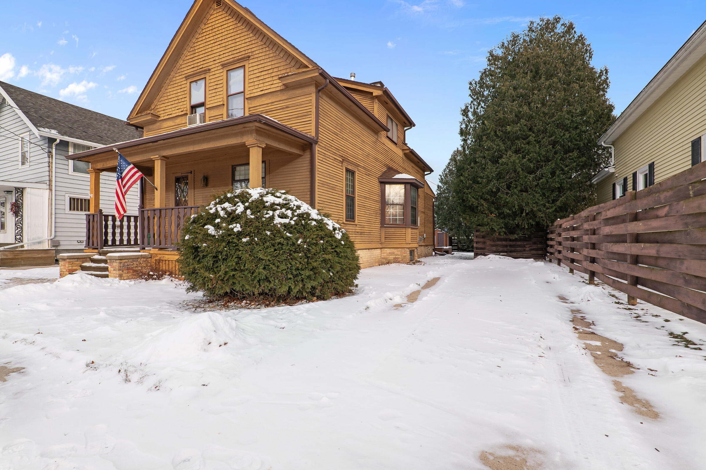 851 North 10th Street Manitowoc, WI 54220 - Photo 34 of 39 Additional Driveway