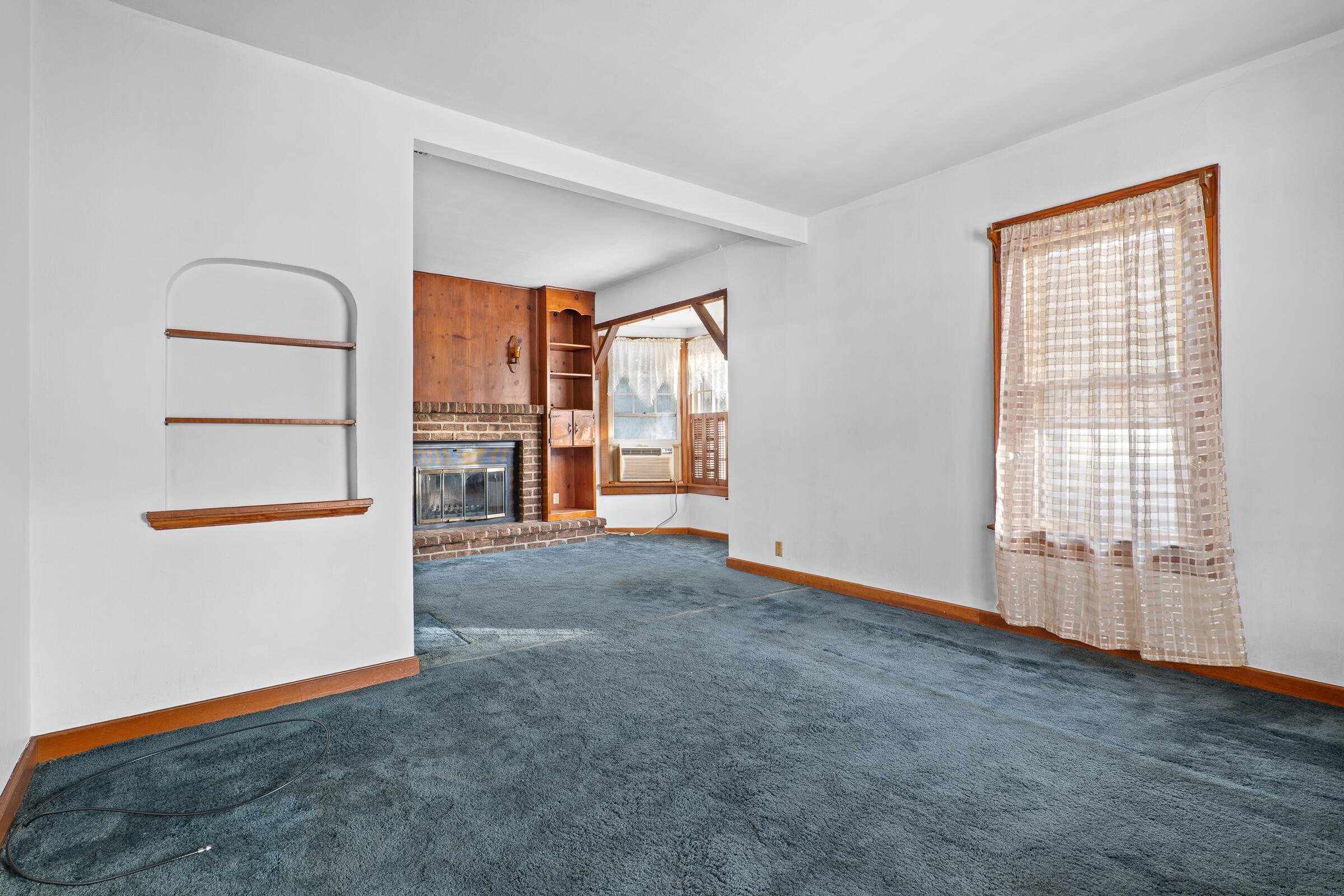 851 North 10th Street Manitowoc, WI 54220 - Photo 9 of 39 Living Room