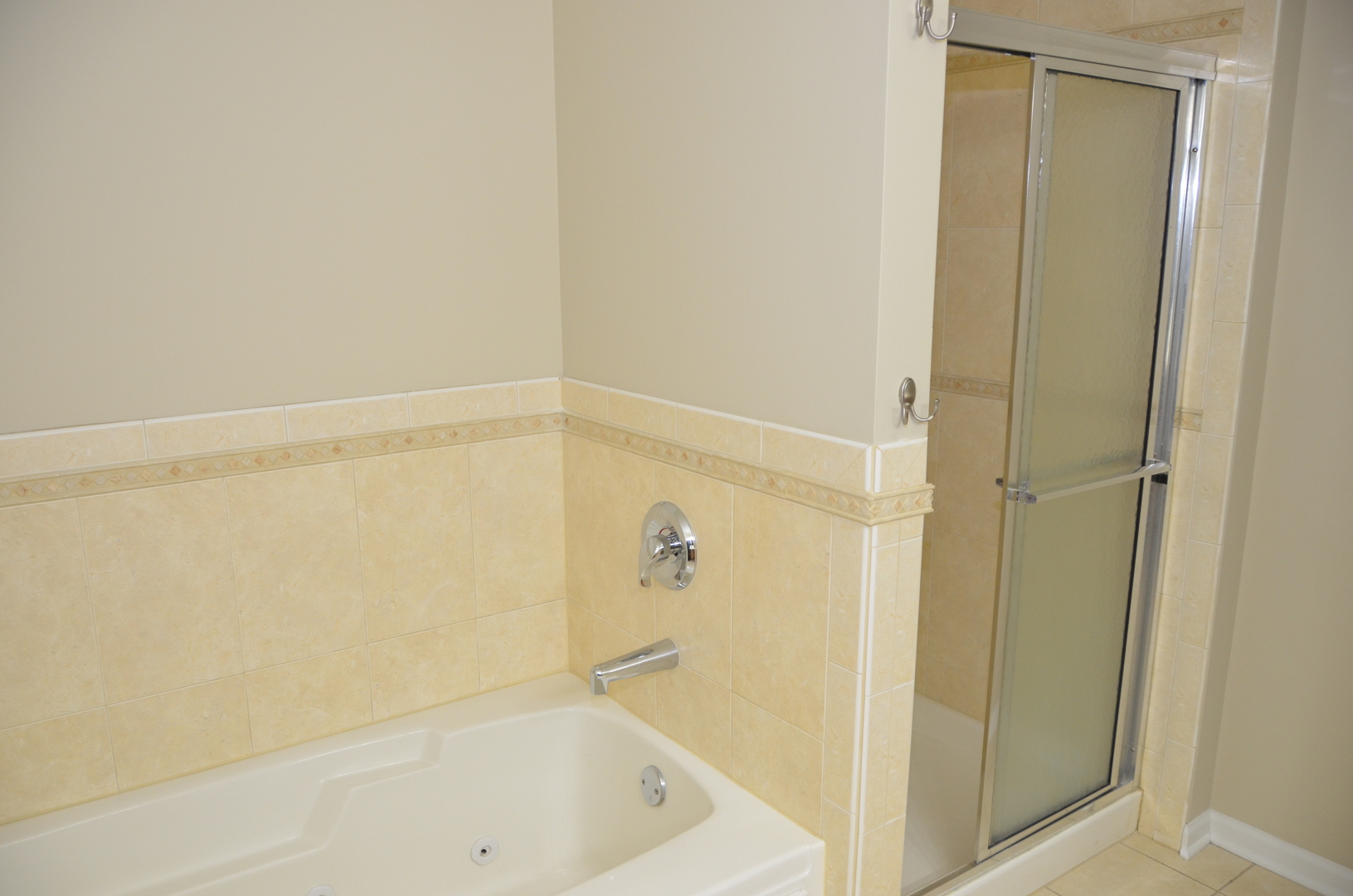 408 North River Road, Unit 408 Naperville, IL 60540 - Photo 20 of 36 a bathroom with a tub
