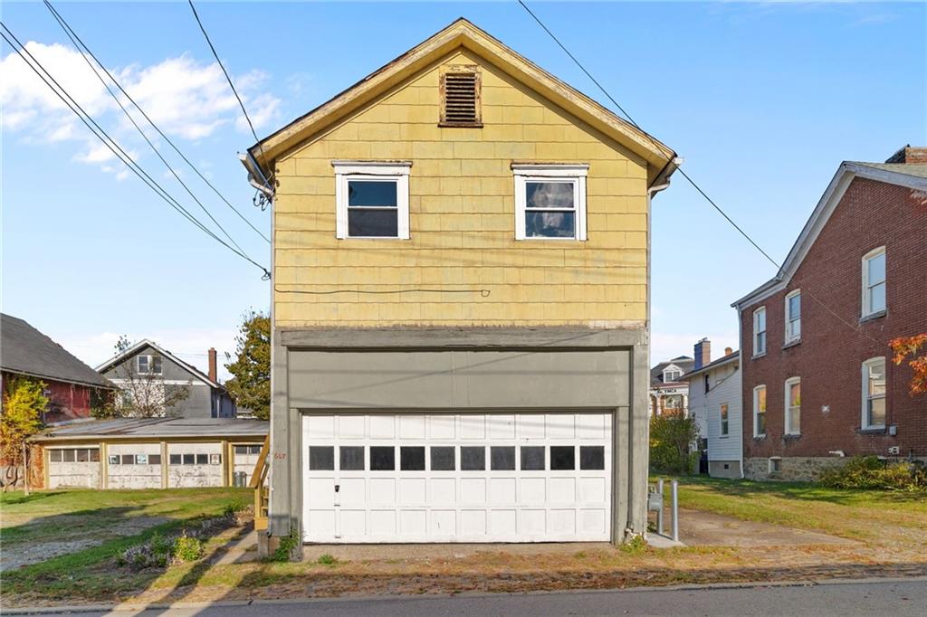 a view of a house with a yard