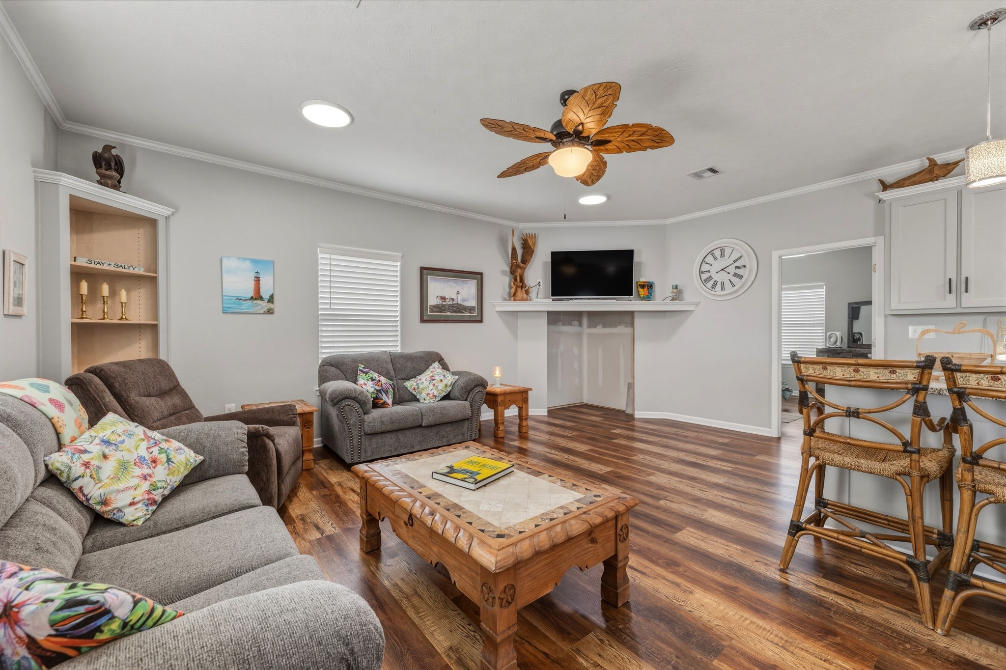 920 Palm View Crystal Beach, TX 77650 - Photo 13 of 26 a living room with furniture and a flat screen tv
