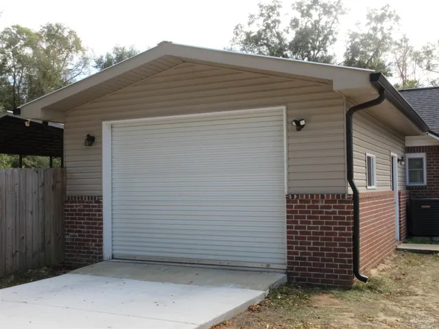 a view of a back yard