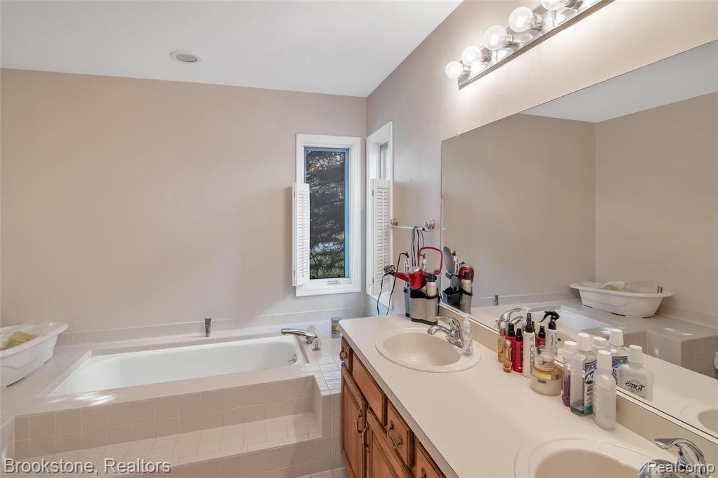 2041 Reagan Drive Rochester Hills, MI 48309 - Photo 13 of 27