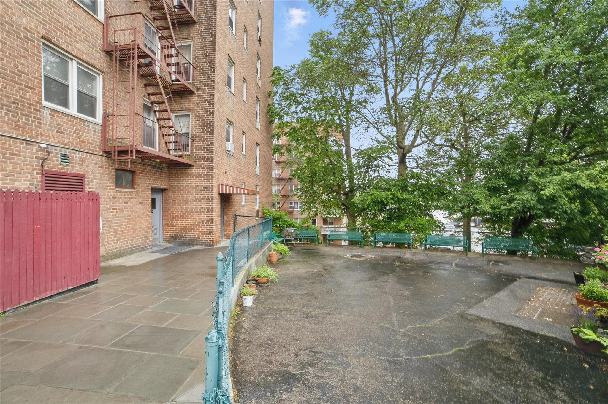 682 Tuckahoe Road, Unit 1A Yonkers, NY 10710 - Photo 16 of 17 a view of a street with buildings