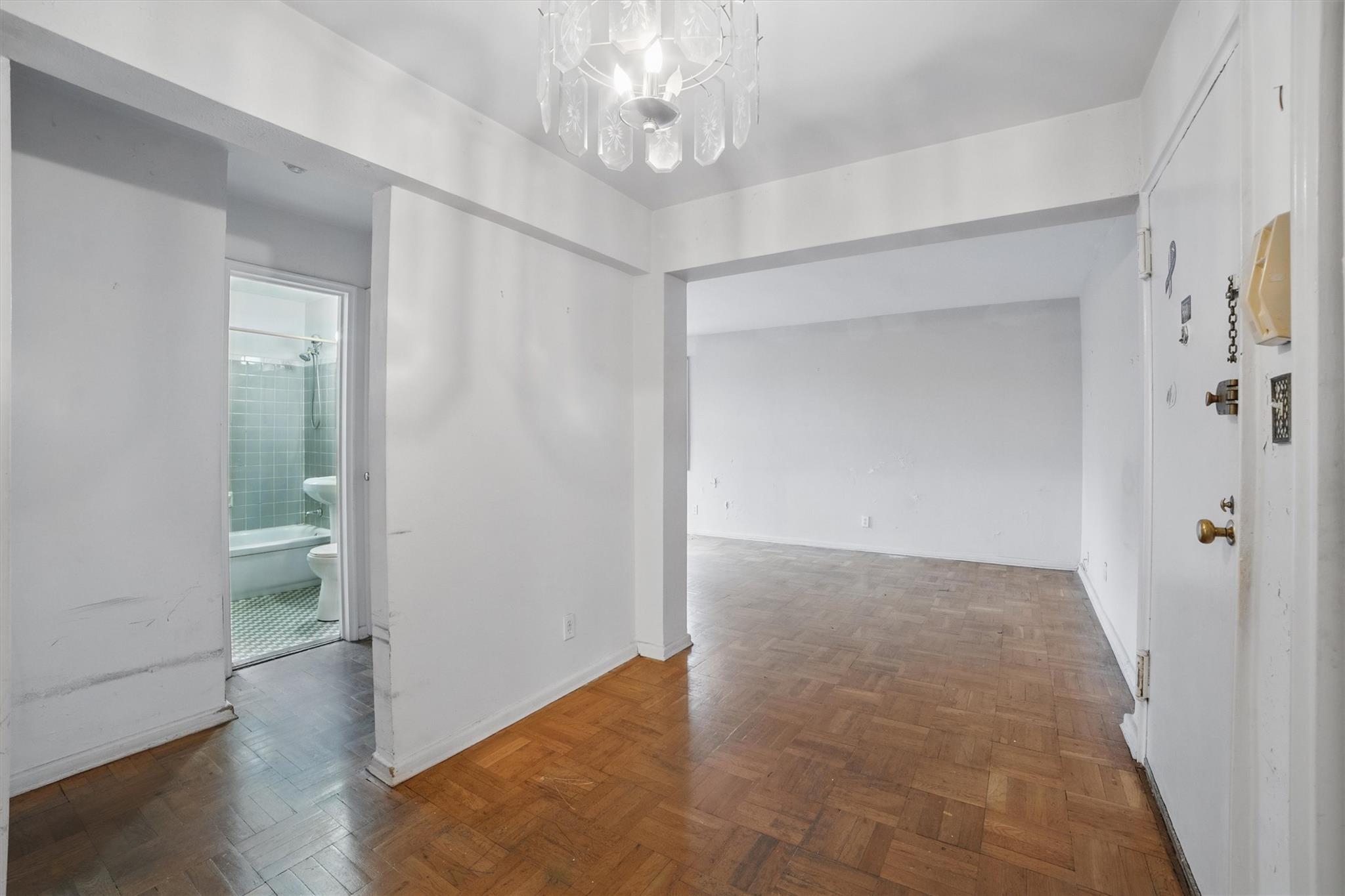 682 Tuckahoe Road, Unit 1A Yonkers, NY 10710 - Photo 5 of 17 wooden floor in a room