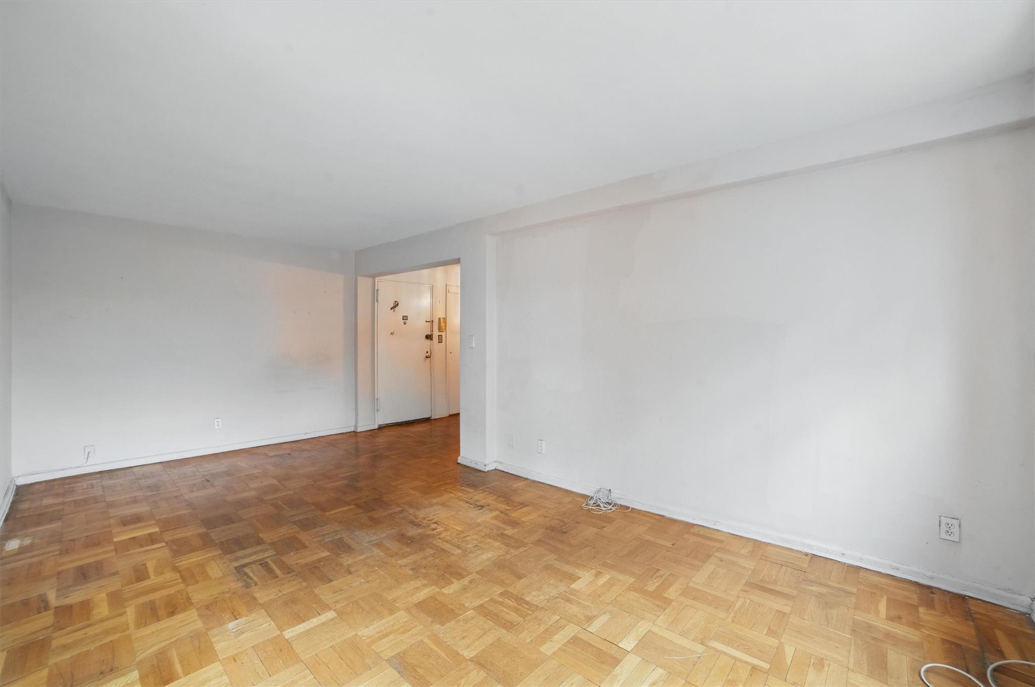 682 Tuckahoe Road, Unit 1A Yonkers, NY 10710 - Photo 8 of 17 a view of an empty room