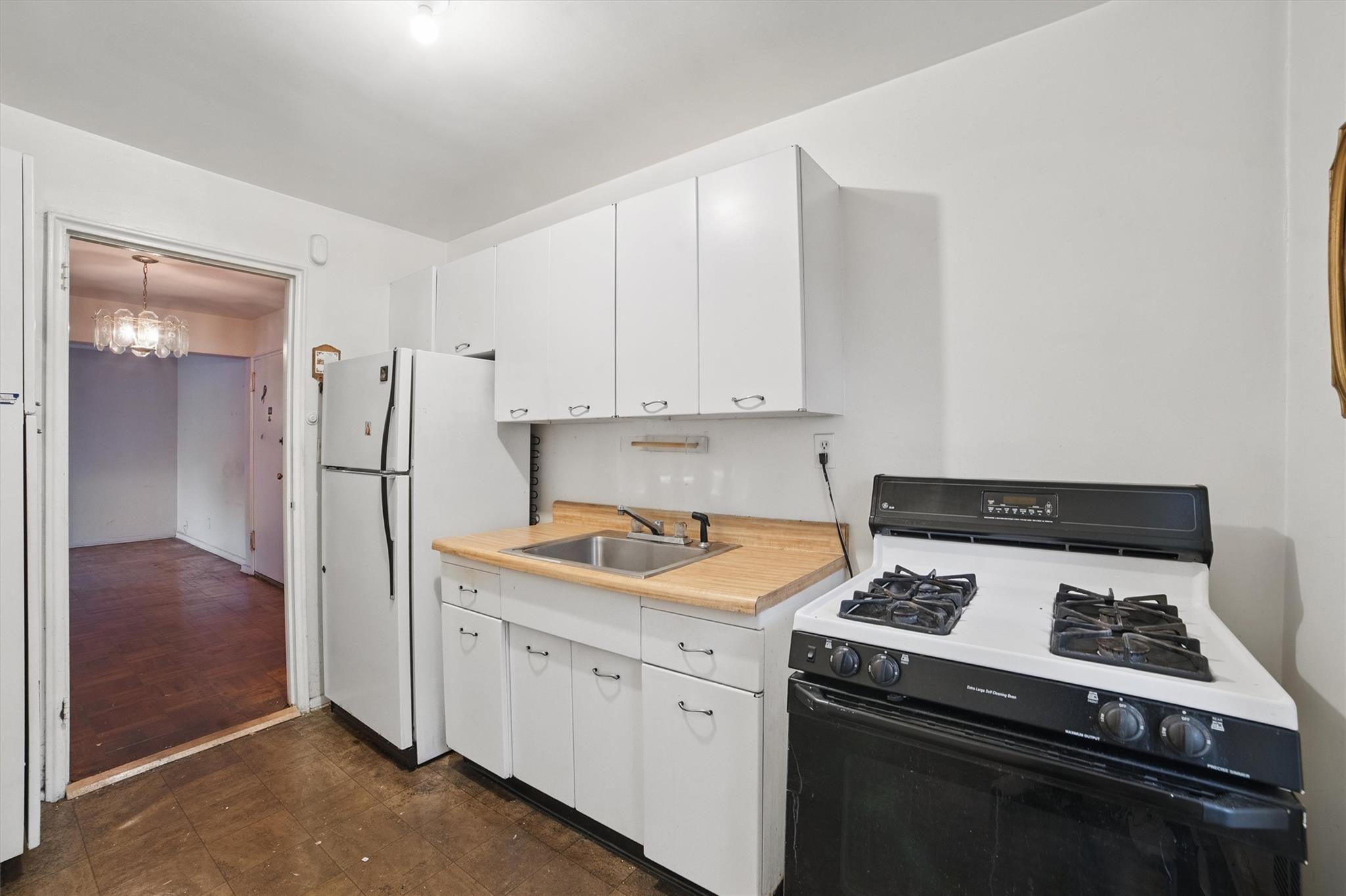 682 Tuckahoe Road, Unit 1A Yonkers, NY 10710 - Photo 10 of 17 a kitchen with cabinets and appliances