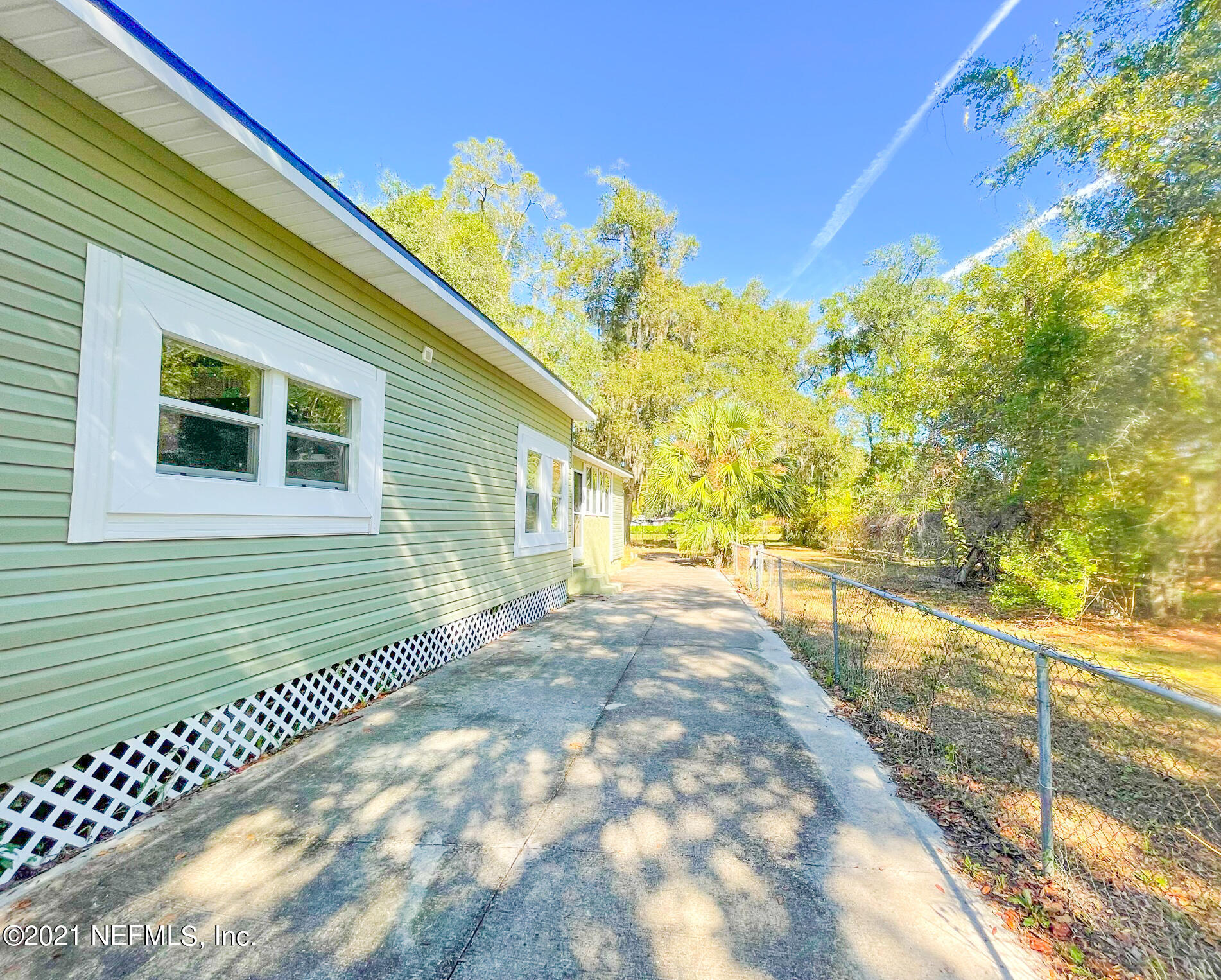 2157 Jernigan Road Jacksonville, FL 32207 - Photo 28 of 37 28 - Side yard