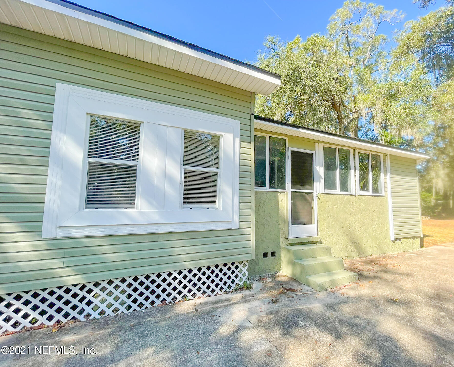 2157 Jernigan Road Jacksonville, FL 32207 - Photo 29 of 37 29 - Side porch