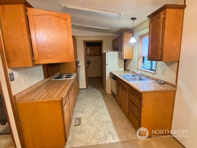 160 Jeffries Road Chehalis, WA 98532 - Photo 8 of 20 a utility room with sink a washer and dryer