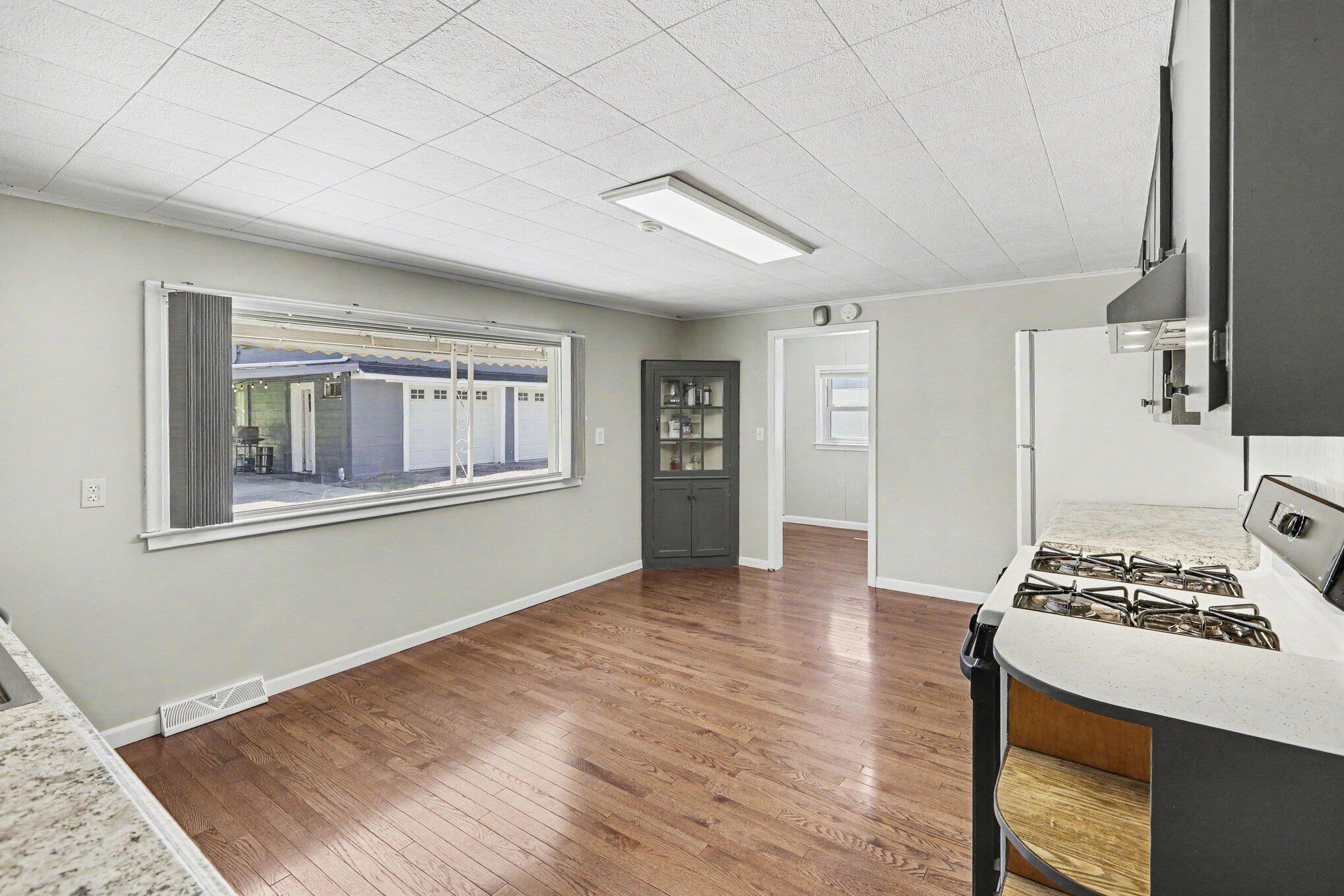 28269 Goddard Road Romulus, MI 48174 - Photo 5 of 28 007_file_4301