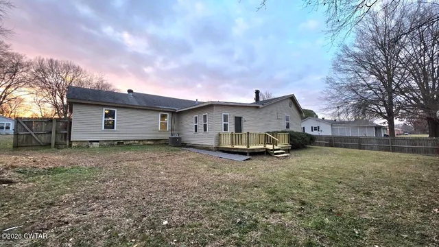 a view of a house with a backyard